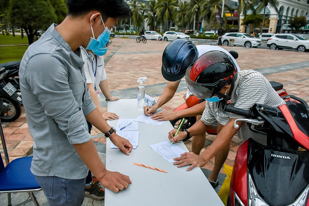 Người Đ&agrave; Nẵng trong ng&agrave;y h&agrave;ng qu&aacute;n, b&atilde;i tắm được mở cửa trở lại - Ảnh 6.