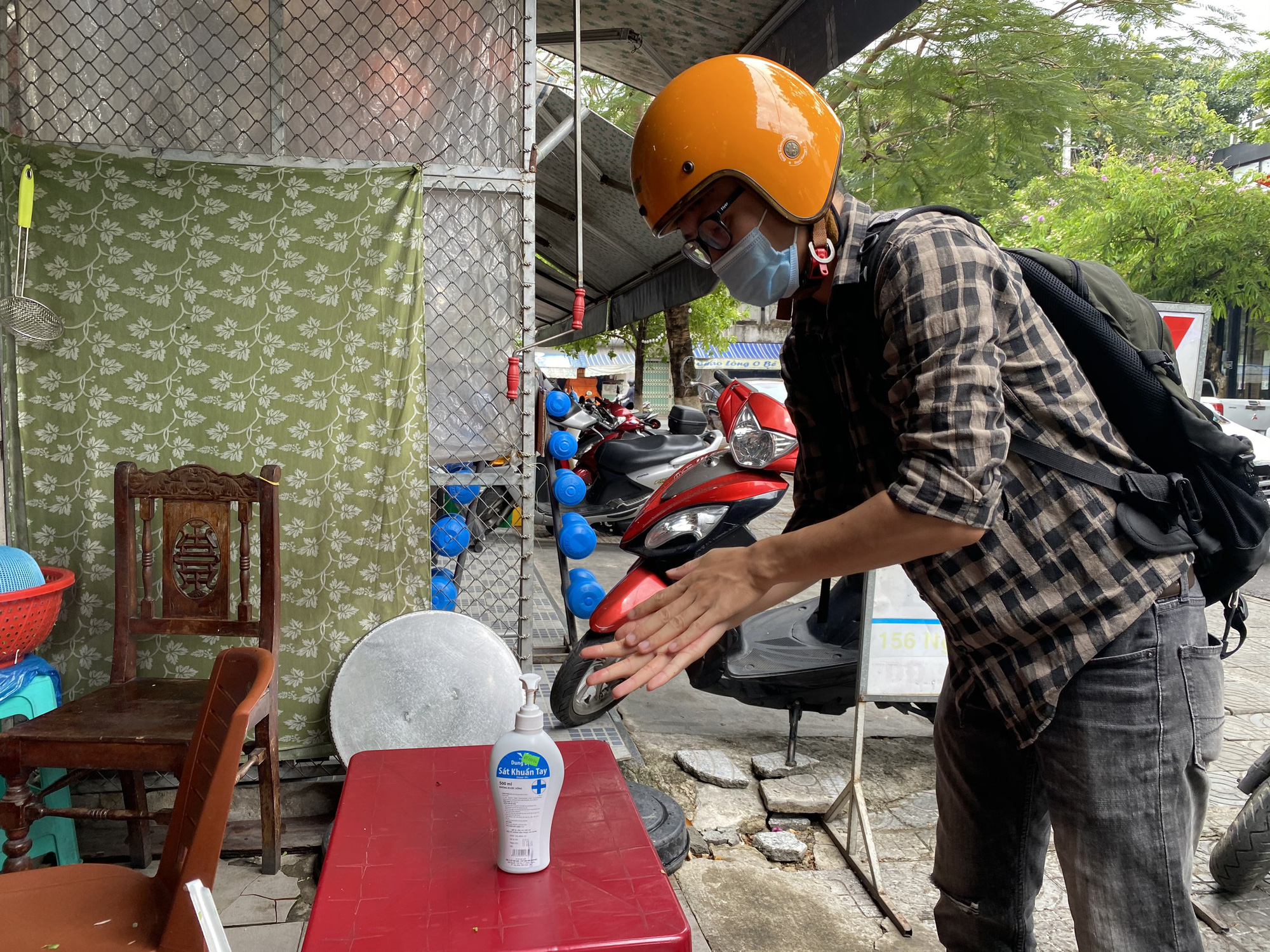 Người Đ&agrave; Nẵng trong ng&agrave;y h&agrave;ng qu&aacute;n, b&atilde;i tắm được mở cửa trở lại - Ảnh 2.