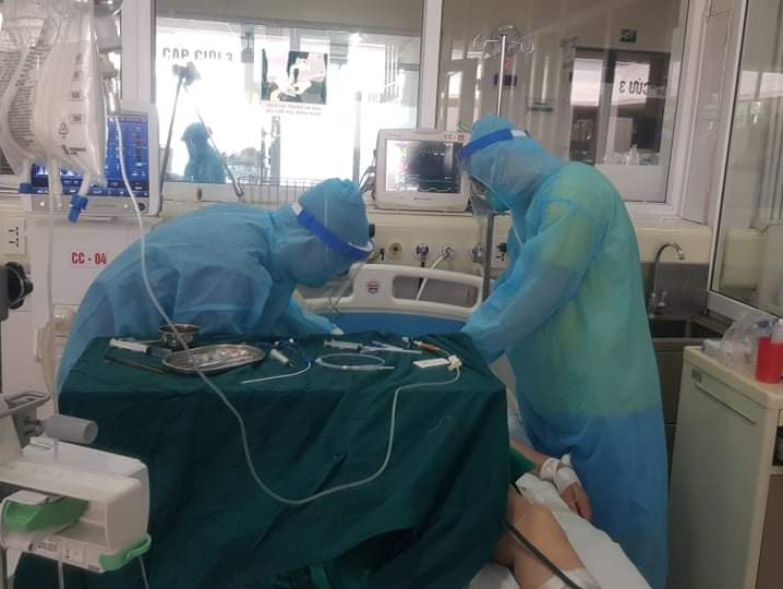 Bác sĩ giải thích vì sao Việt Nam không điều trị bệnh nhân Covid-19 tại nhà