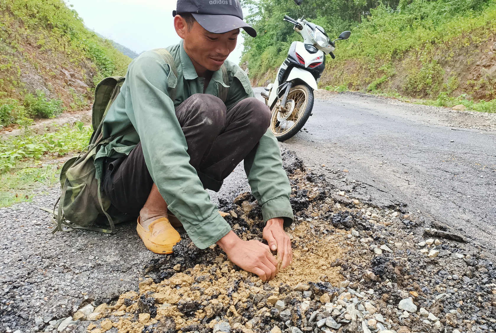 Vụ đường 70 tỉ đồng vừa làm xong "nát như tương": Phát hiện 13 điểm hư hỏng