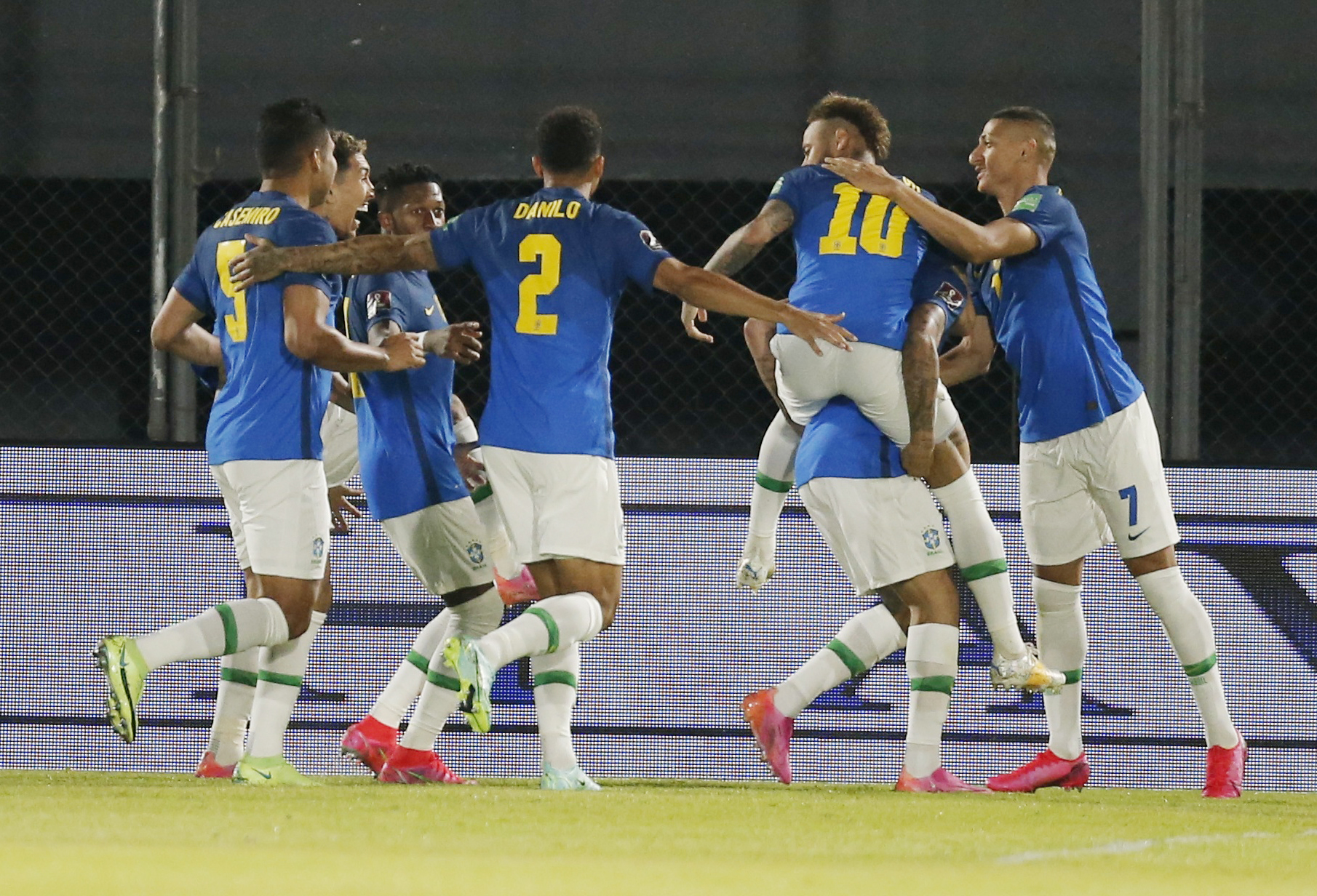 Neymar tung ho&agrave;nh s&acirc;n cỏ, Brazil hạ chủ nh&agrave; Paraguay - Ảnh 1.
