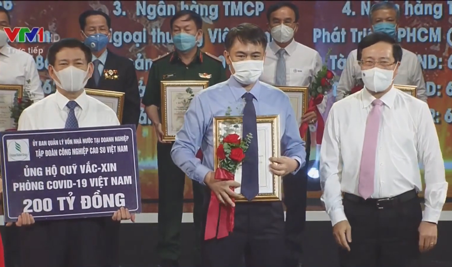 Tập đoàn Công nghiệp Cao su Việt Nam ủng hộ 200 tỉ đồng cho Quỹ Vắc-xin phòng Covid-19 - Ảnh 1.