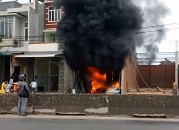 Quảng Ngãi: Lại xảy ra vụ cháy lớn ở kho hàng, thiệt hại hàng trăm triệu đồng