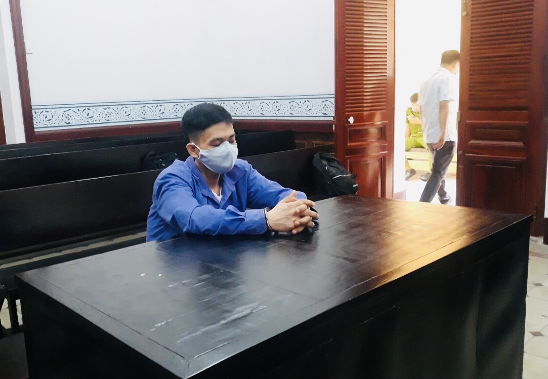 Giết cha nuôi sau khi nghe chuyện vợ vào khách sạn với người này