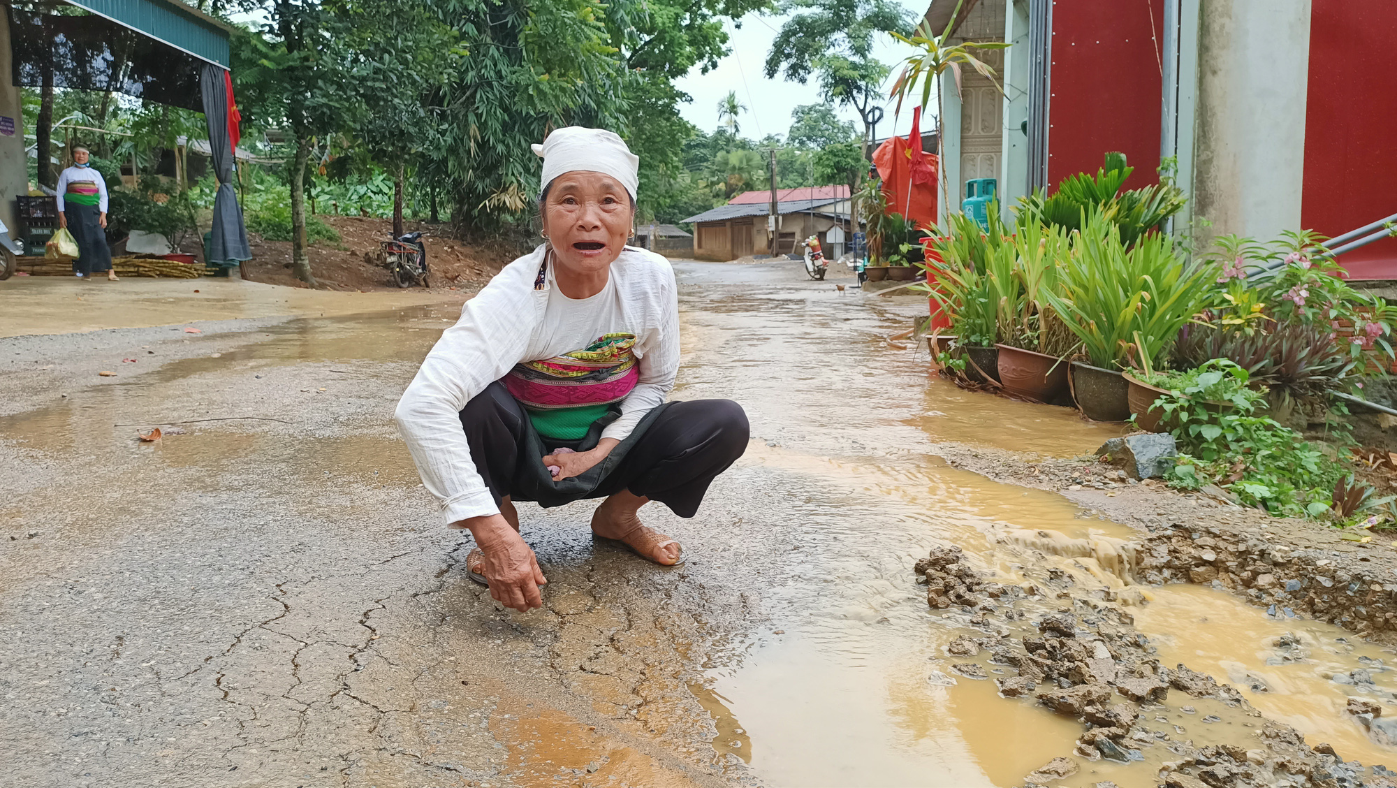 Vụ đường 70 tỉ đồng vừa làm xong nát như tương: Phát hiện 13 điểm hư hỏng - Ảnh 5.
