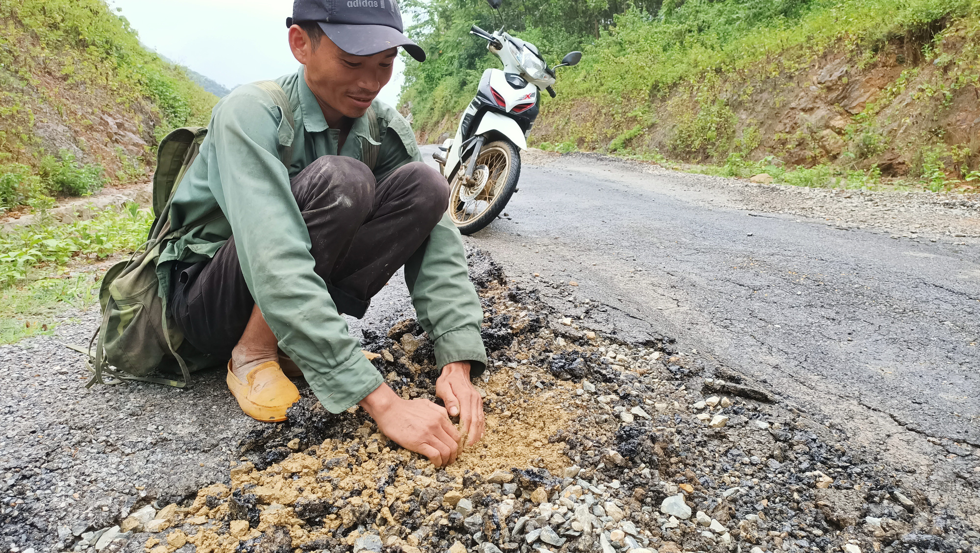 Vụ đường 70 tỉ đồng vừa làm xong nát như tương: Phát hiện 13 điểm hư hỏng - Ảnh 2.
