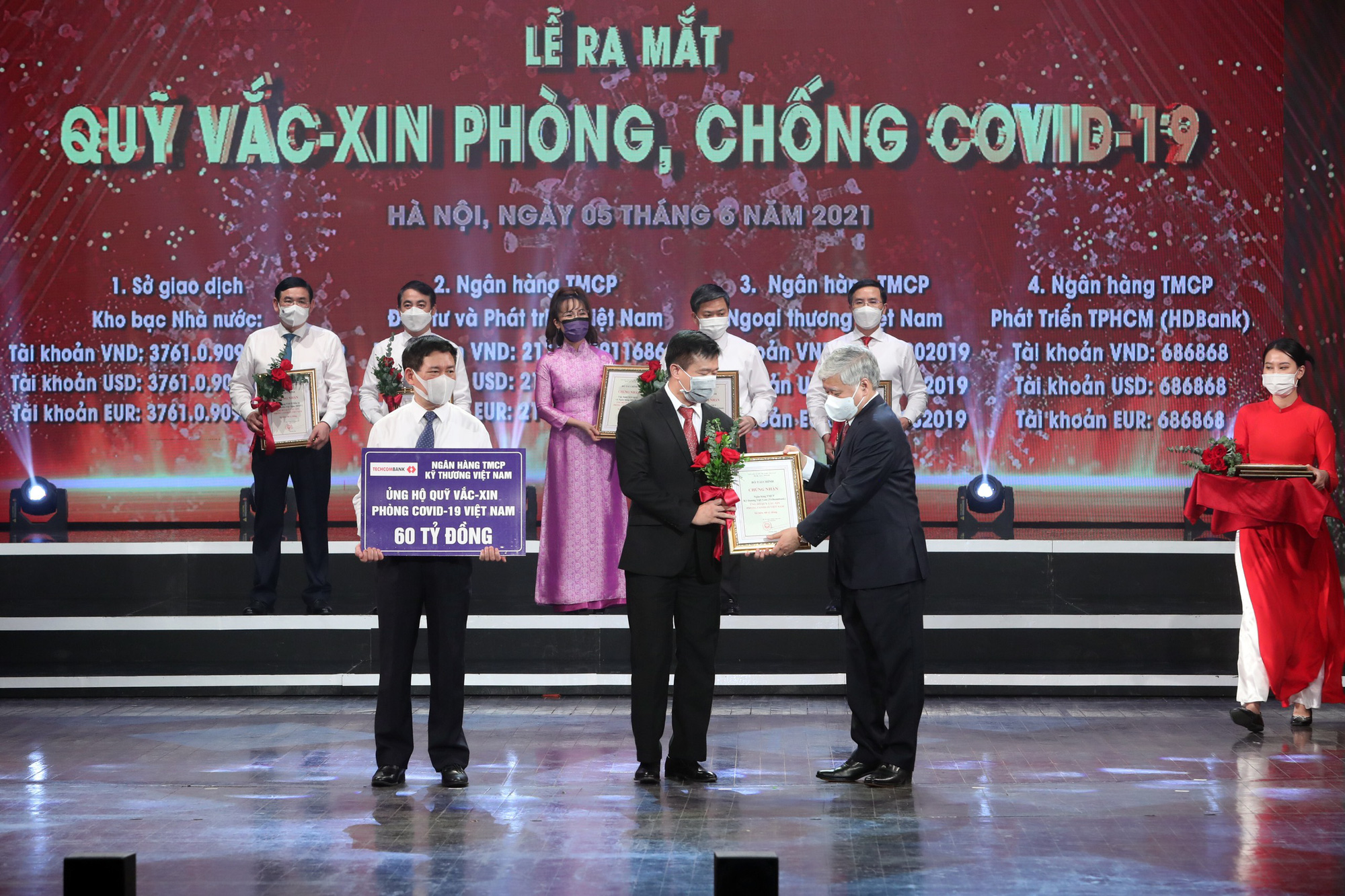 Techcombank tiếp tục ủng hộ 60 tỉ đồng cho Quỹ Vắc-xin phòng Covid-19