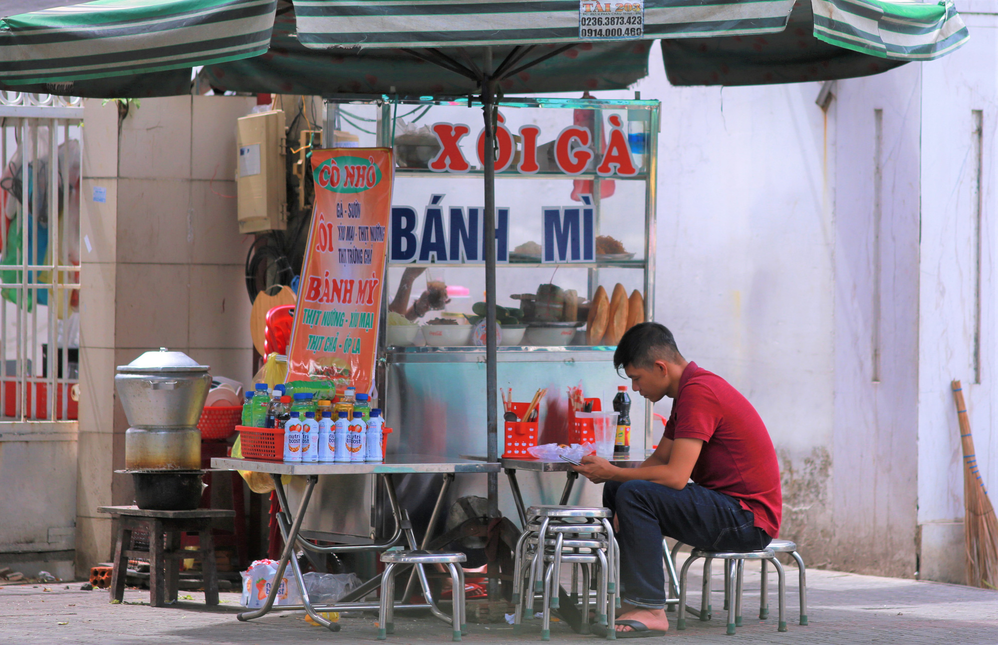 Người Đ&agrave; Nẵng trong ng&agrave;y h&agrave;ng qu&aacute;n, b&atilde;i tắm được mở cửa trở lại - Ảnh 4.