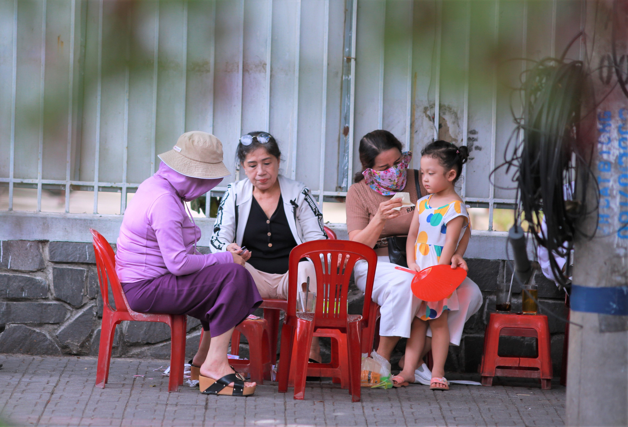 Người Đ&agrave; Nẵng trong ng&agrave;y h&agrave;ng qu&aacute;n, b&atilde;i tắm được mở cửa trở lại - Ảnh 5.