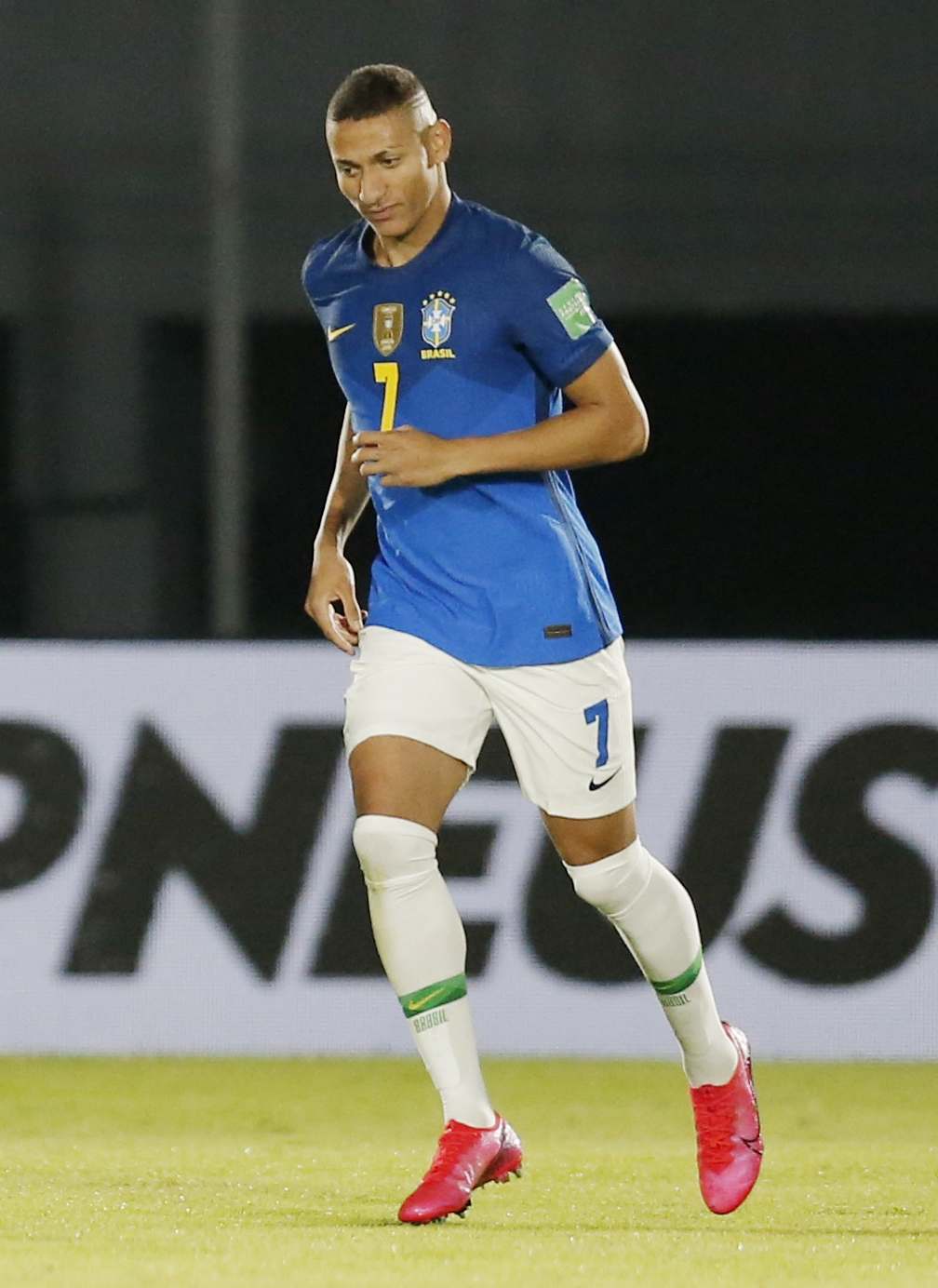 Neymar tung ho&agrave;nh s&acirc;n cỏ, Brazil hạ chủ nh&agrave; Paraguay - Ảnh 2.