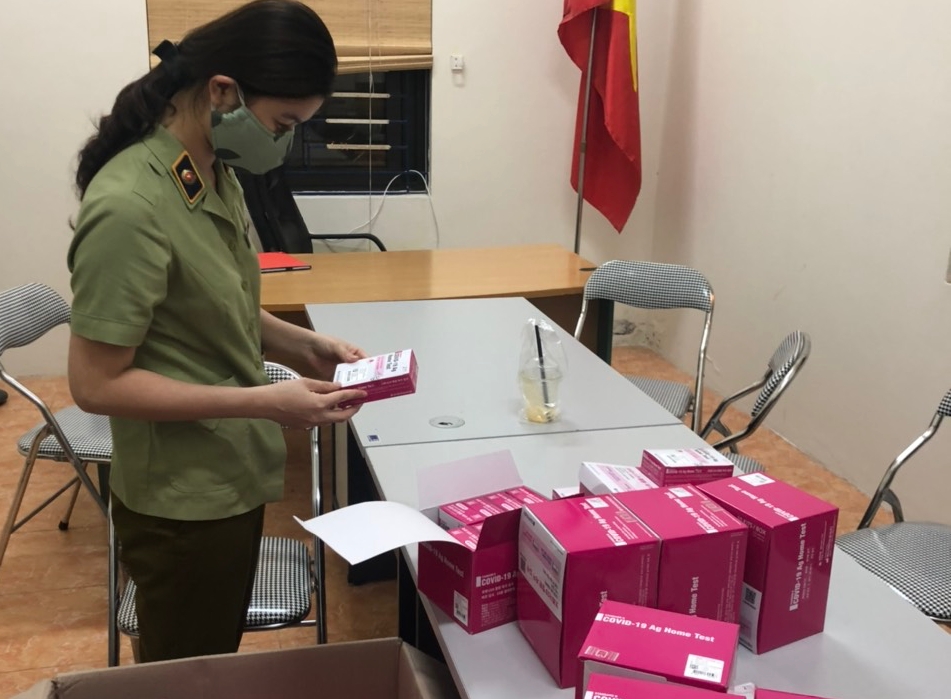 Kiểm tra ô tô đỗ ở chung cư, QLTT phát hiện 800 bộ test nhanh Covid-19 không rõ nguồn gốc