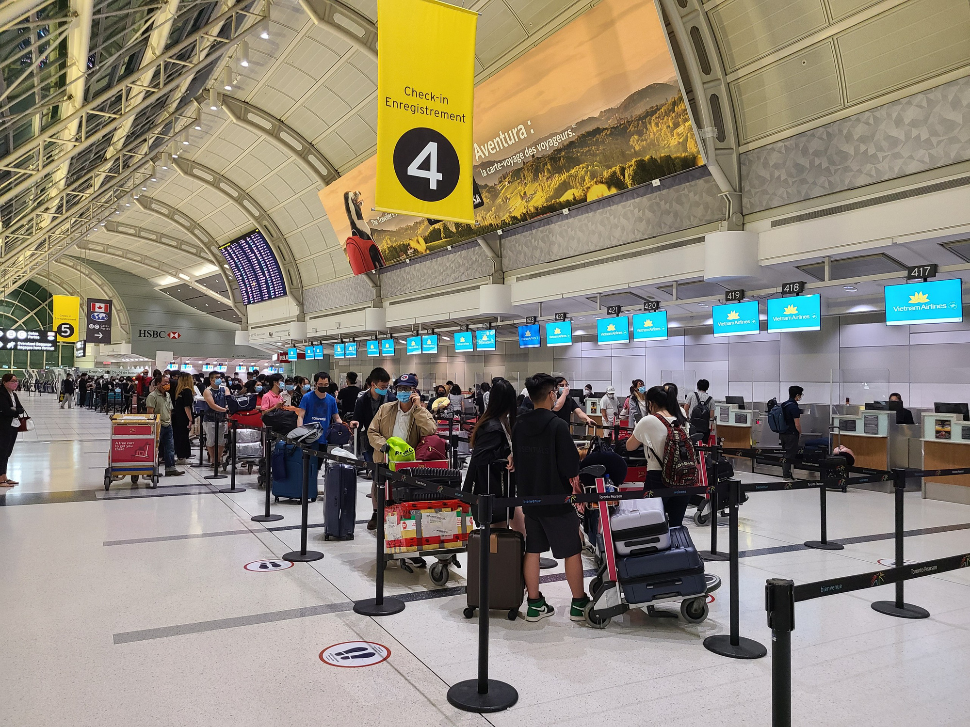 Hơn 250 người Việt từ Canada về nước