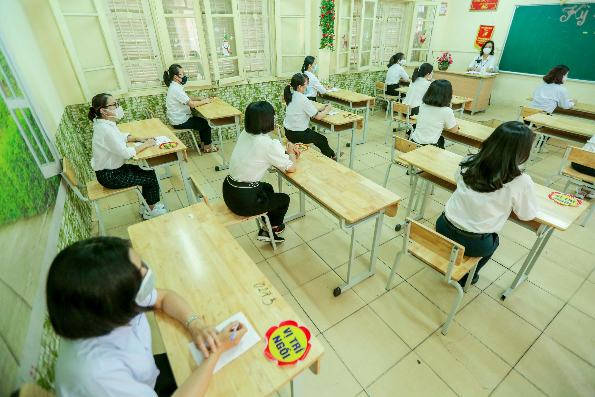 CLIP: Chủ tịch UBND TP H&agrave; Nội kiểm tra trước kỳ thi tốt nghiệp THPT năm 2021 - Ảnh 10.