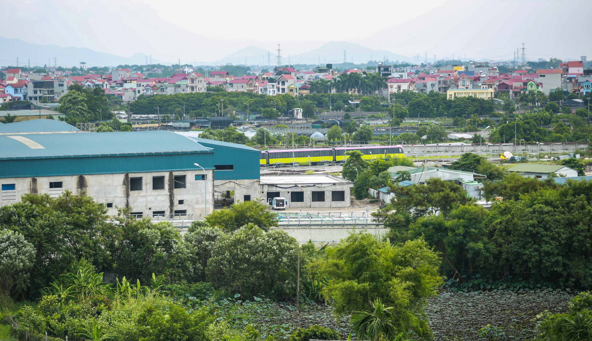 CLIP: Chạy thử nghiệm 8,5 km tr&ecirc;n tuyến đường sắt Nhổn - ga H&agrave; Nội - Ảnh 4.