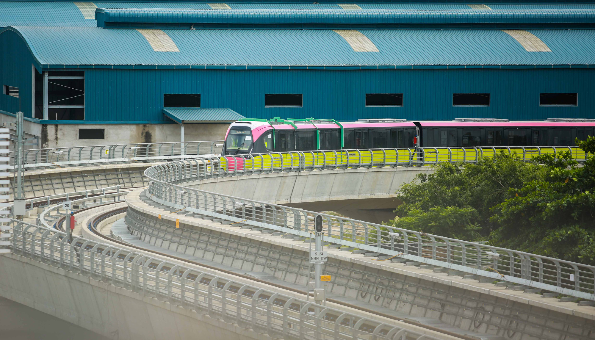 CLIP: Chạy thử nghiệm 8,5 km tr&ecirc;n tuyến đường sắt Nhổn - ga H&agrave; Nội - Ảnh 6.