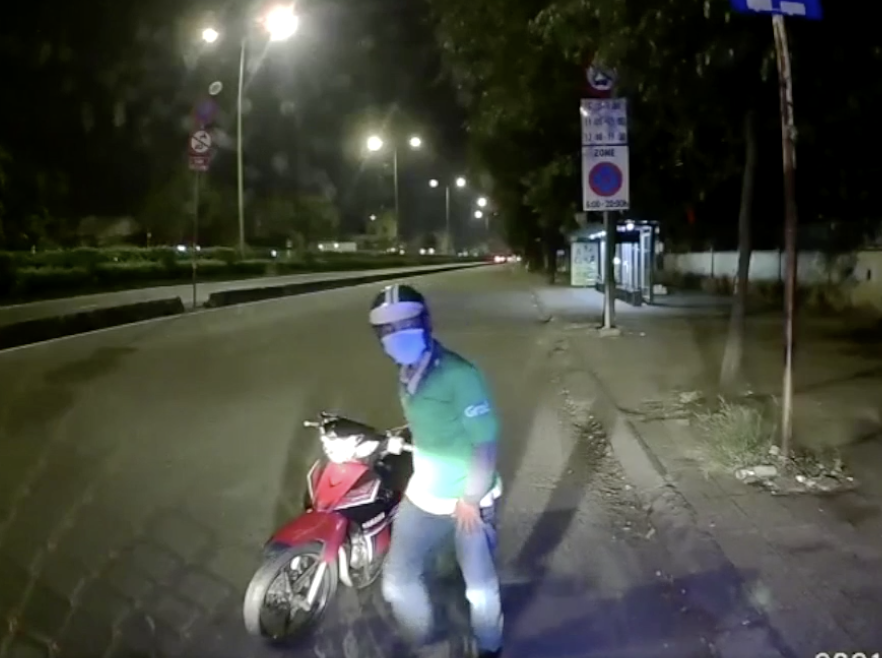 CLIP: Người đàn ông mặc áo tài xế công nghệ lên xe tải trộm bóp tiền