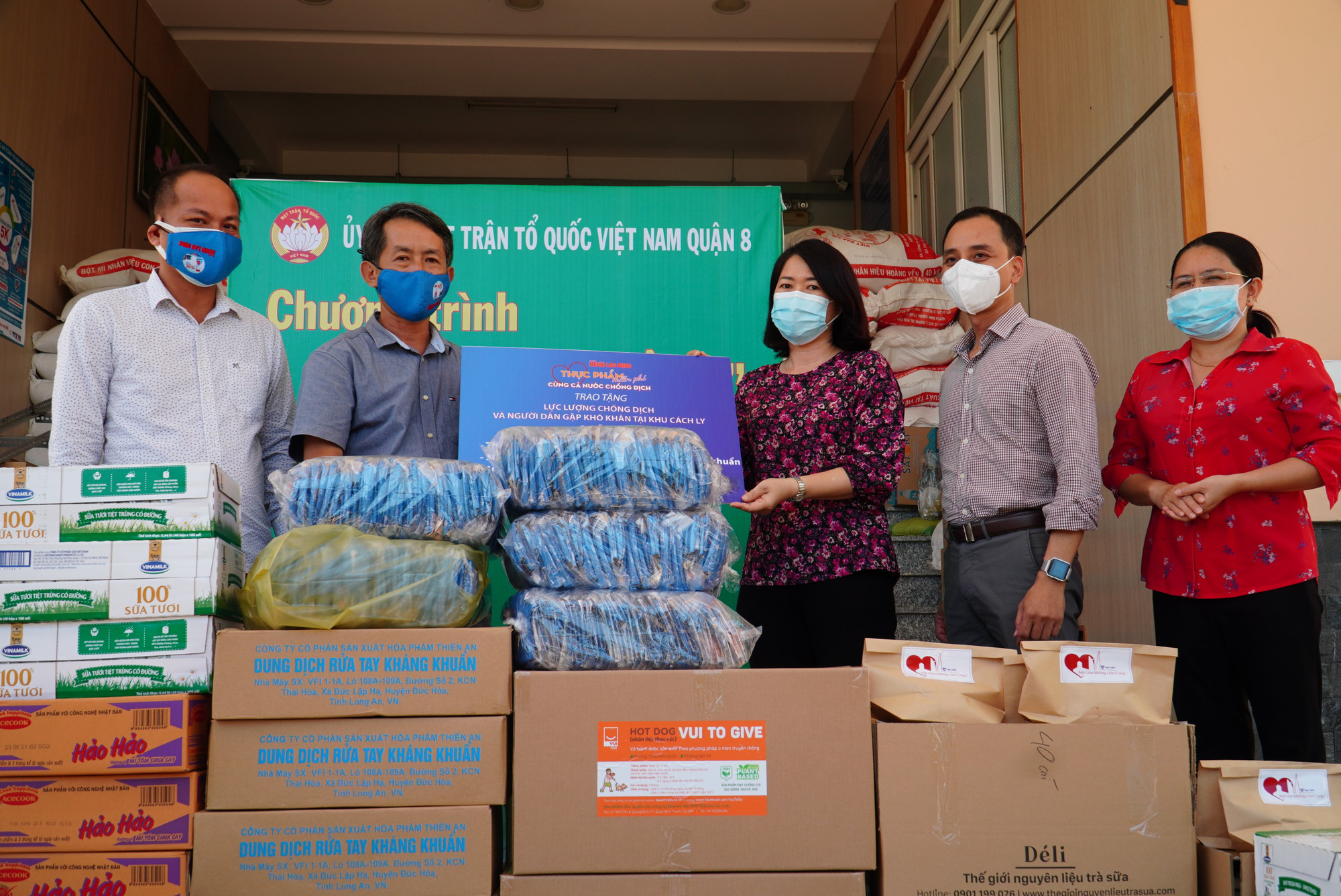 Chương tr&igrave;nh Thực phẩm miễn ph&iacute; c&ugrave;ng cả nước chống dịch đến quận 8 v&agrave; huyện B&igrave;nh Ch&aacute;nh - Ảnh 1.