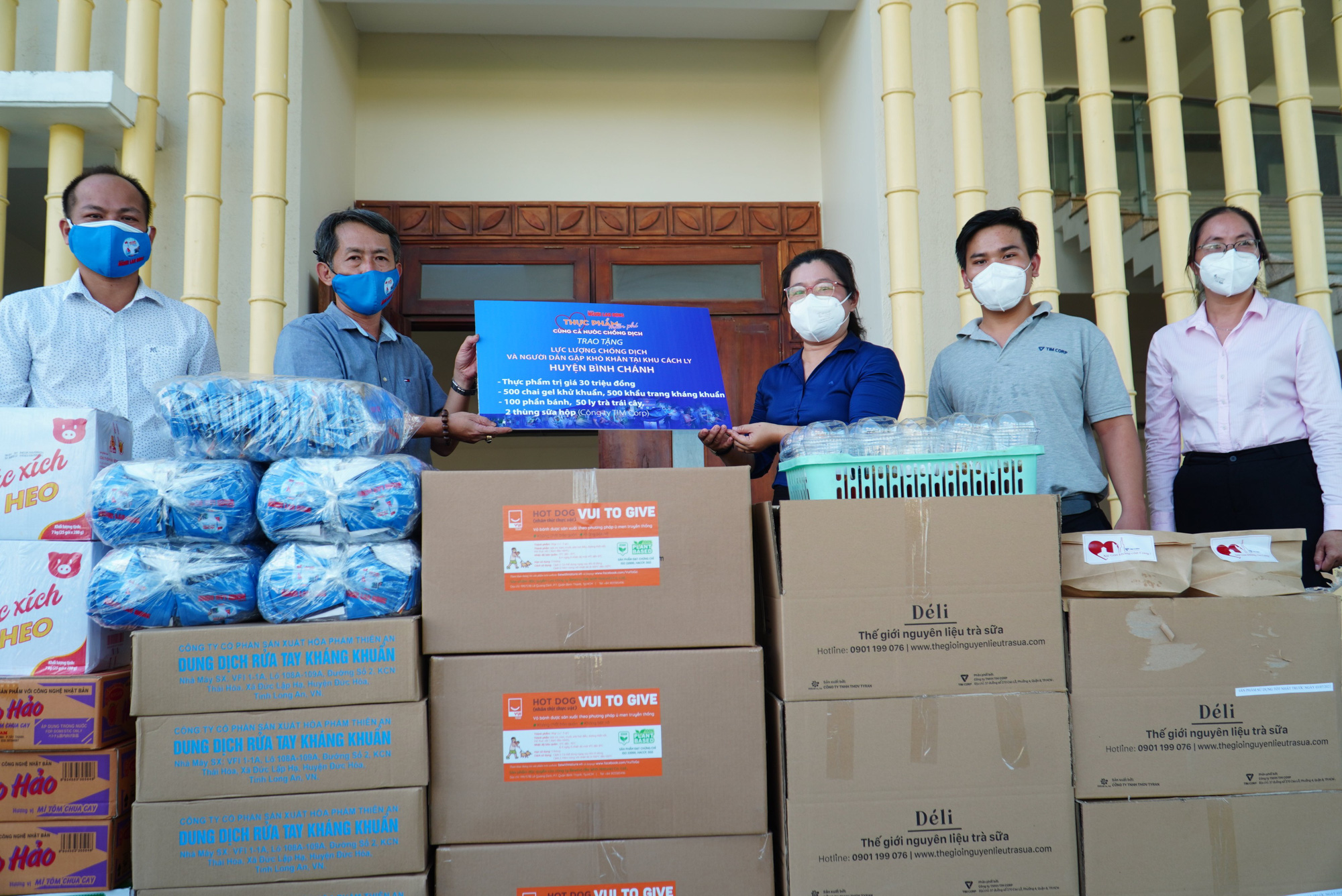 Chương tr&igrave;nh Thực phẩm miễn ph&iacute; c&ugrave;ng cả nước chống dịch đến quận 8 v&agrave; huyện B&igrave;nh Ch&aacute;nh - Ảnh 3.