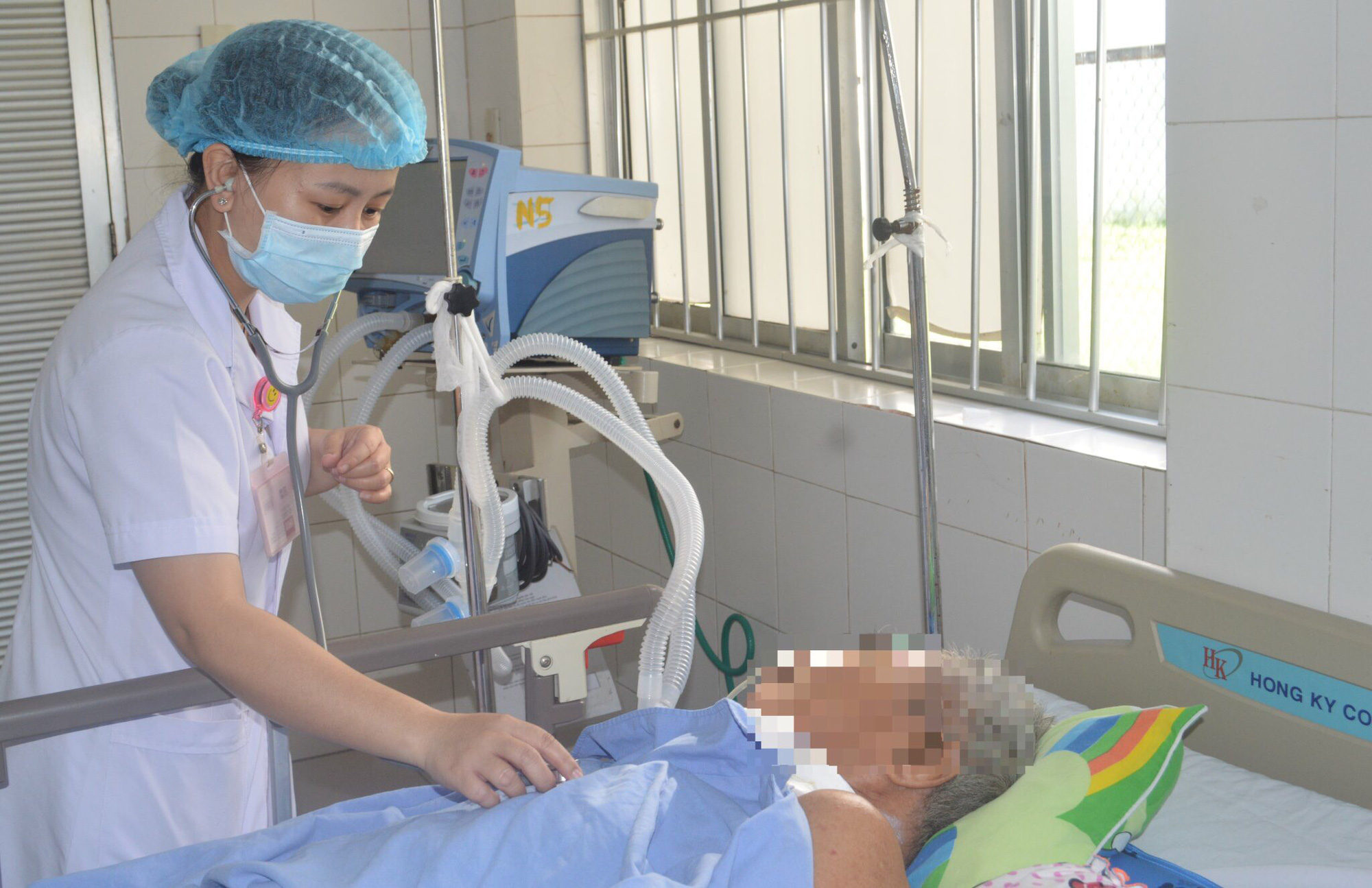 3 người bị uốn ván suýt chết do gà đá, cây đâm, tự té