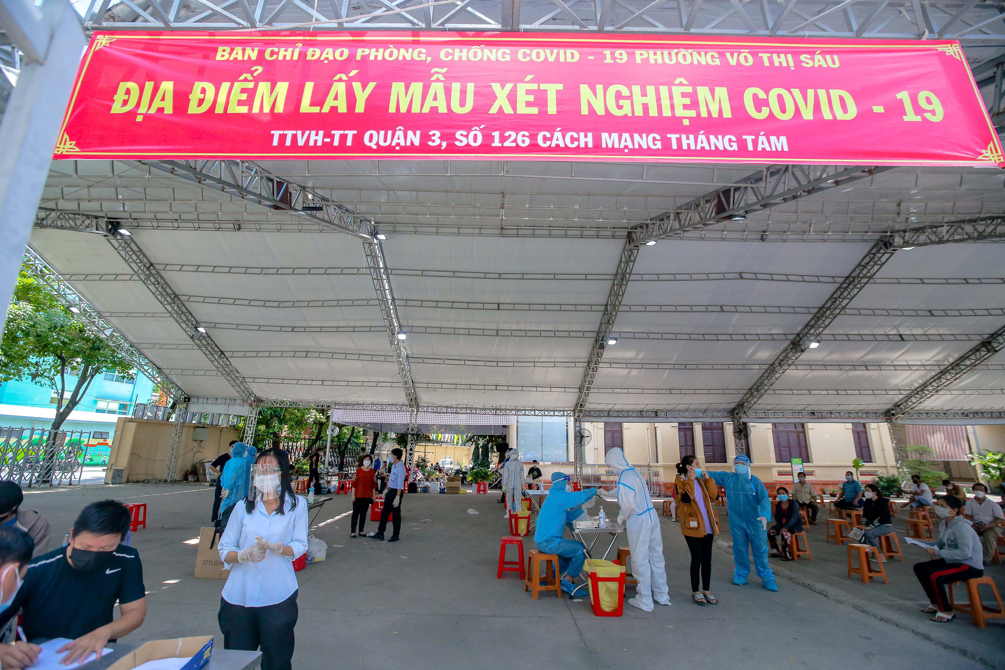 TP HCM bắt đầu lấy mẫu xét nghiệm Covid-19 diện rộng - Ảnh 1.