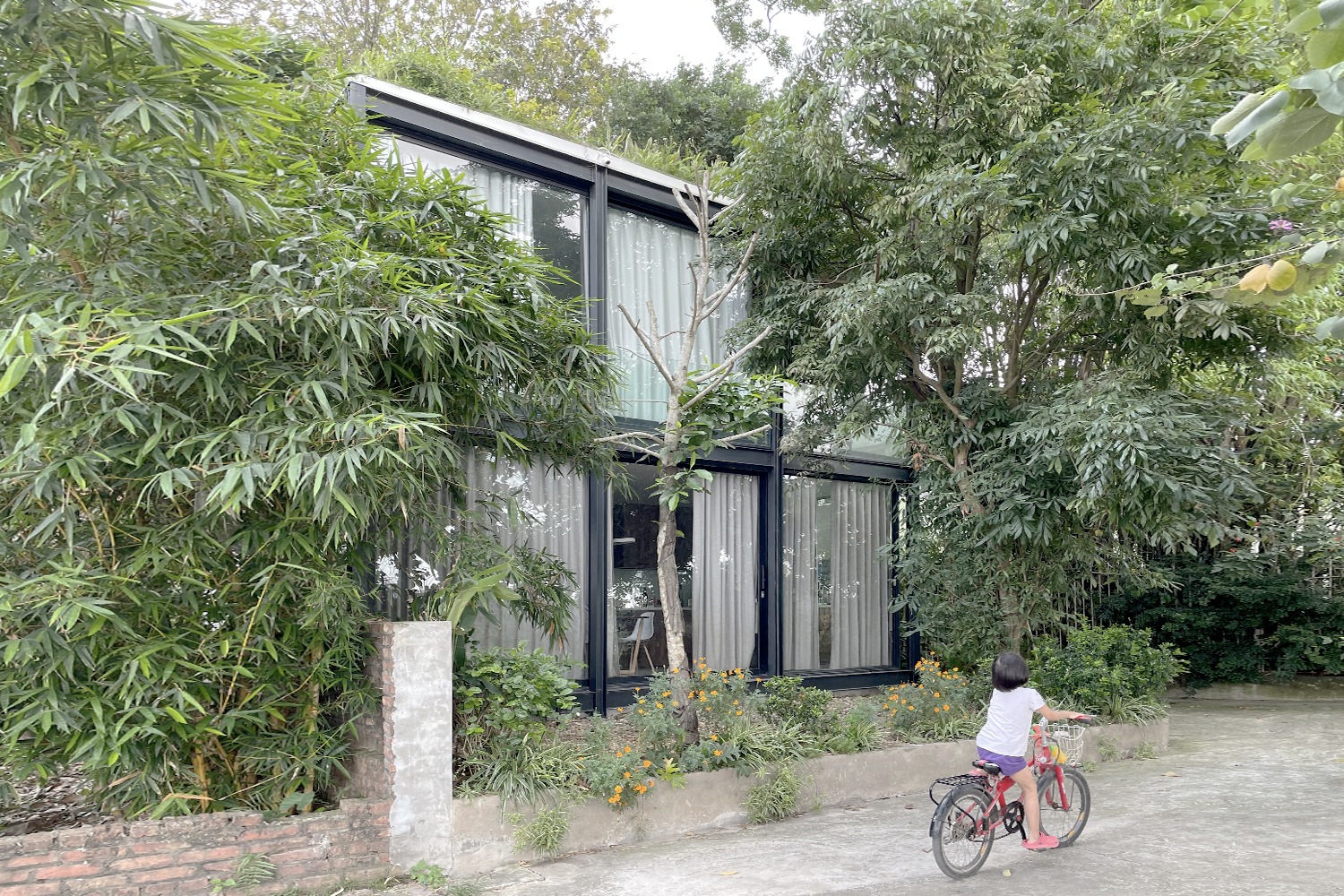 Ngôi nhà nhỏ trong suốt ở Hà Nội, hướng thẳng ra sông Hồng - Ảnh 1. Ngôi nhà nhỏ trong suốt ở Hà Nội, hướng thẳng ra sông Hồng - Ảnh 1.
