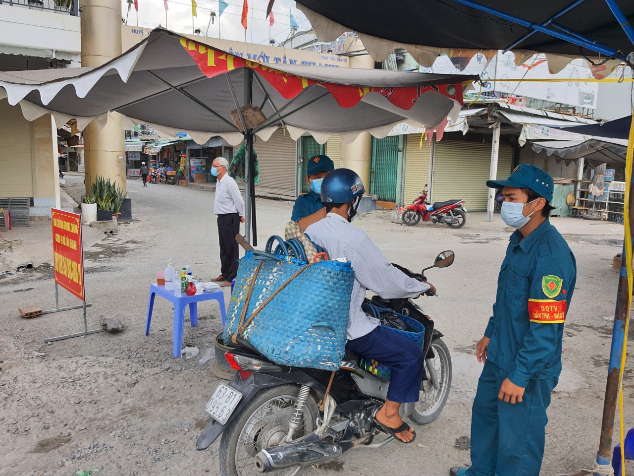 An Giang gi&atilde;n c&aacute;ch x&atilde; hội, Tiền Giang th&iacute; điểm c&aacute;ch ly F1 tại nh&agrave; - Ảnh 2.
