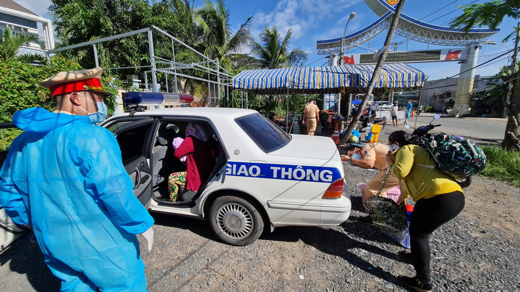 Xe nào được phép chạy vào vùng giãn cách ở TP HCM? - Ảnh 1.