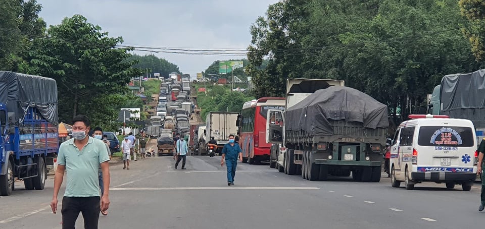 Hành trình đi lại 300km để làm giấy thông hành Covid-19! - Ảnh 1.