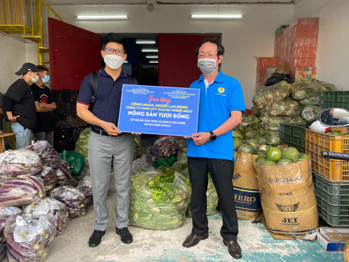 Mang thực phẩm đến với công nhân bị cách ly - Ảnh 1.