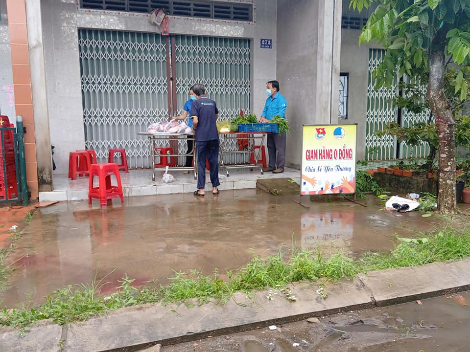 Nhiều gian hàng 0 đồng ấm lòng người nghèo mùa dịch - Ảnh 8.
