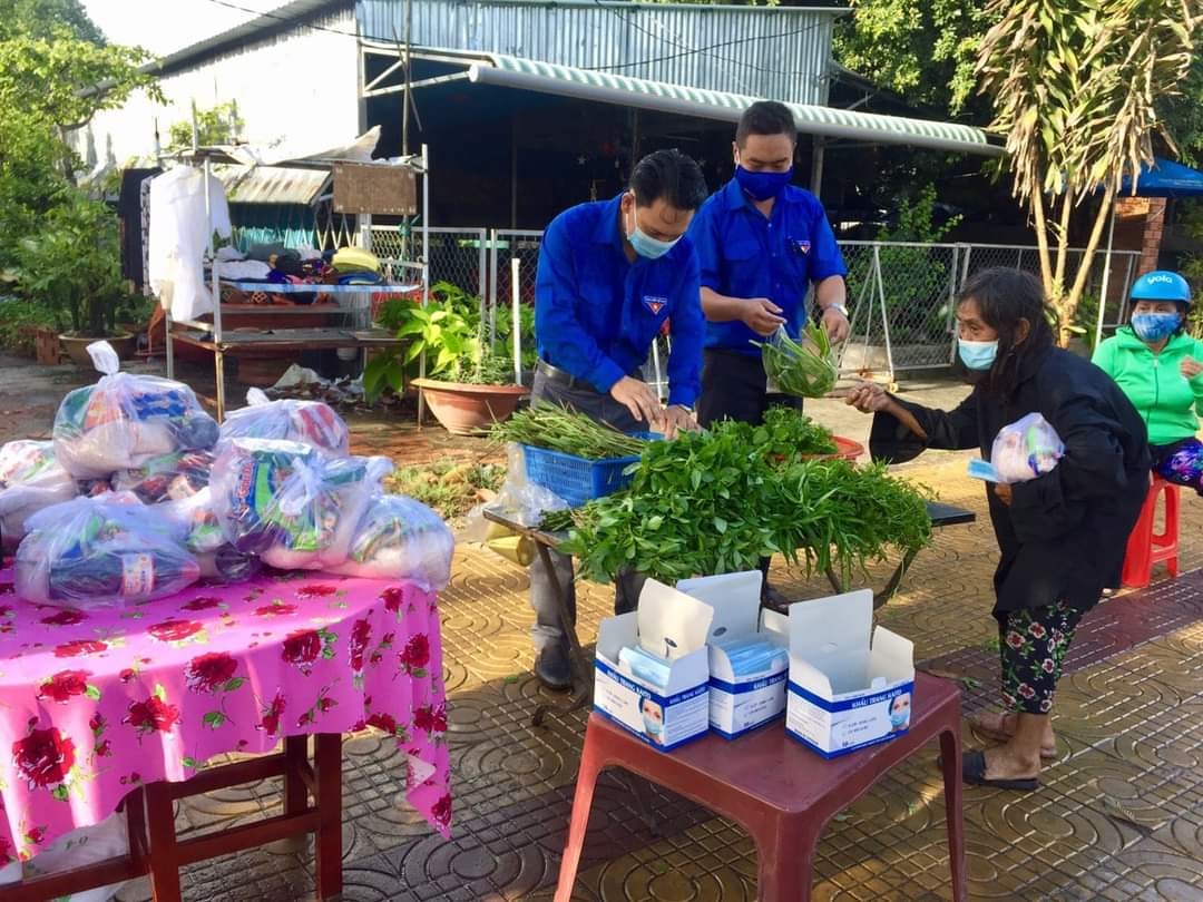 Nhiều gian hàng 0 đồng ấm lòng người nghèo mùa dịch