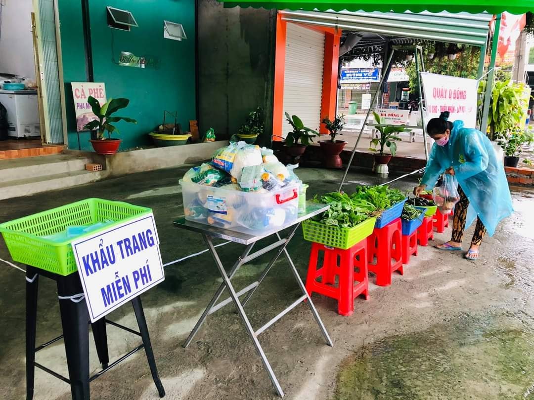 Nhiều gian hàng 0 đồng ấm lòng người nghèo mùa dịch - Ảnh 12.