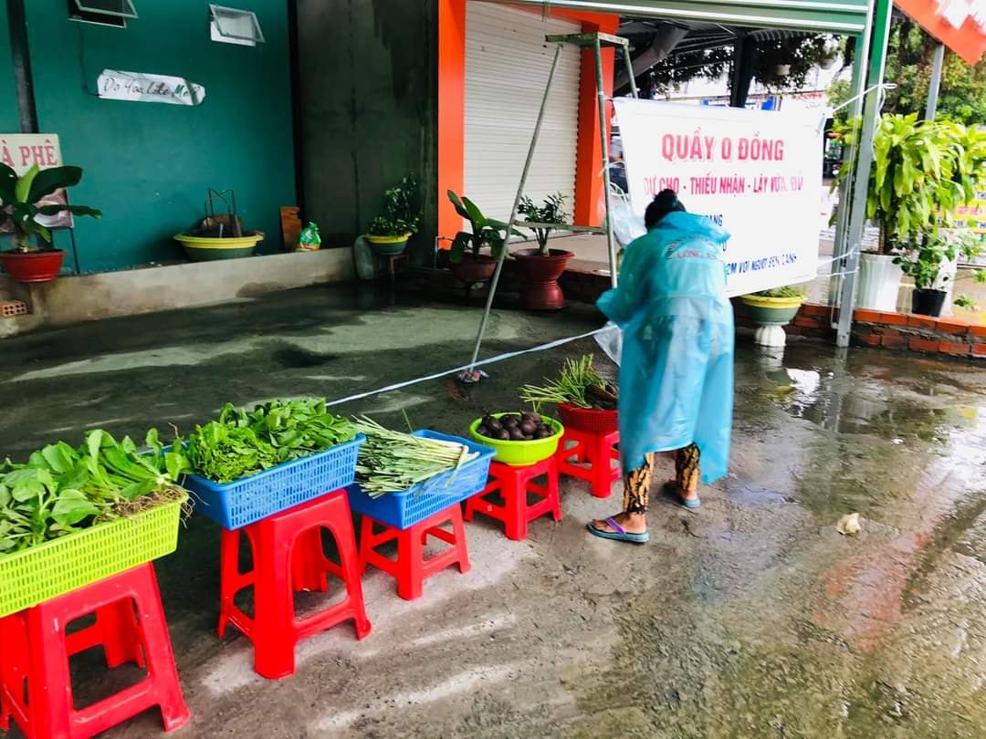 Nhiều gian hàng 0 đồng ấm lòng người nghèo mùa dịch - Ảnh 16.