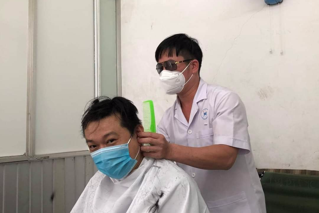 Bác sĩ khoe thành quả tự cắt tóc cho nhau để lên đường chống dịch