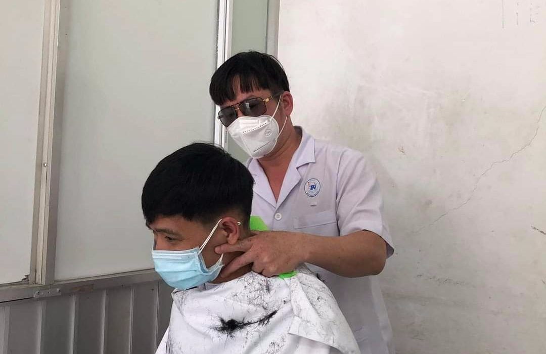 Bác sĩ khoe thành quả tự cắt tóc cho nhau để lên đường chống dịch - Ảnh 2.