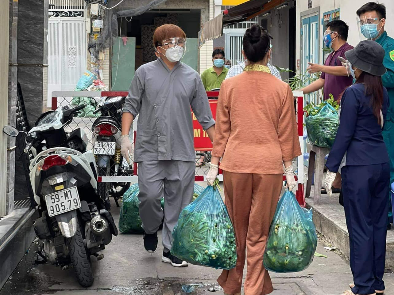 Đại Nghĩa, Nhật Kim Anh... tất bật gửi rau, gạo cho người nghèo