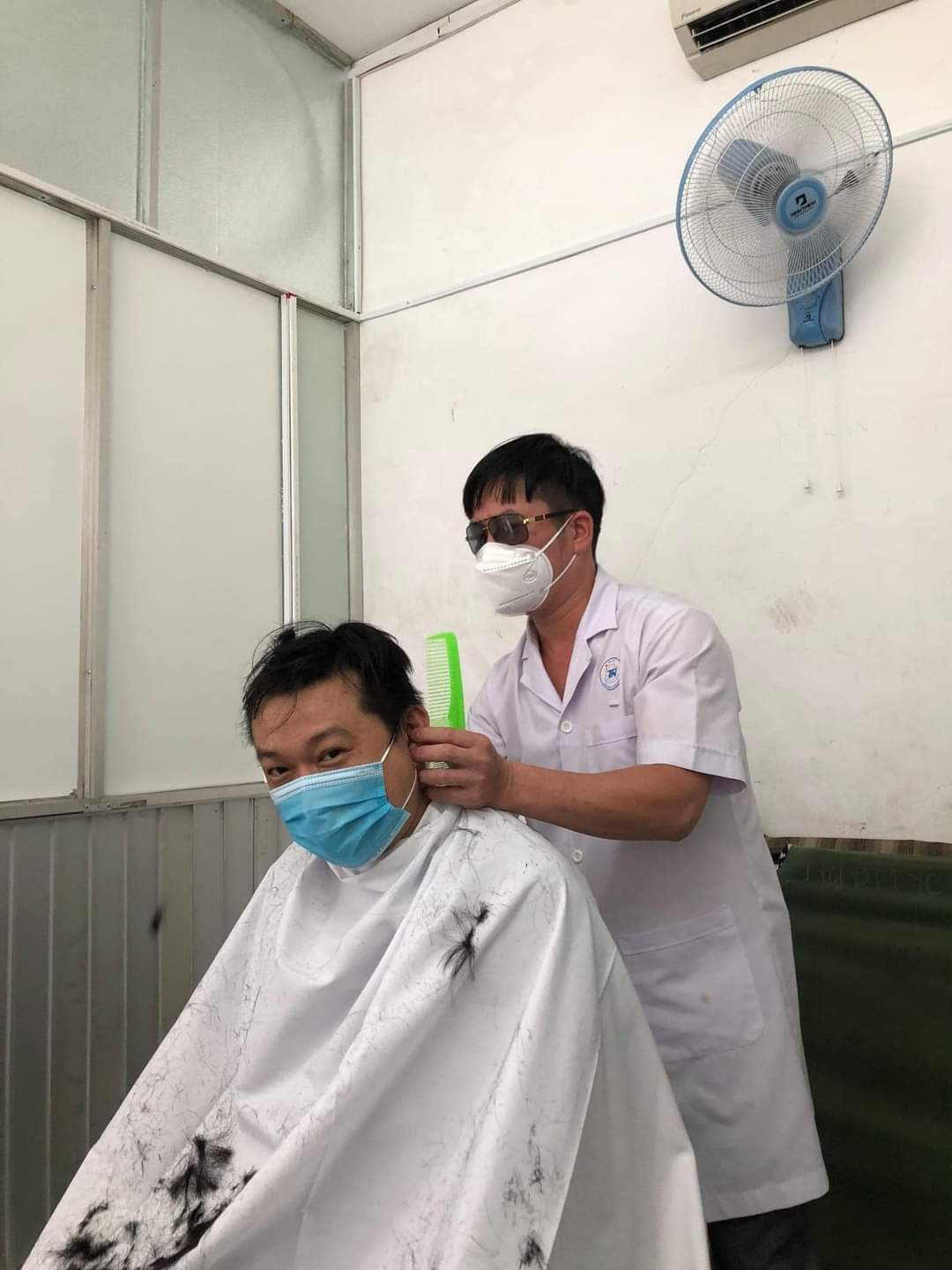 Bác sĩ khoe thành quả tự cắt tóc cho nhau để lên đường chống dịch - Ảnh 1.