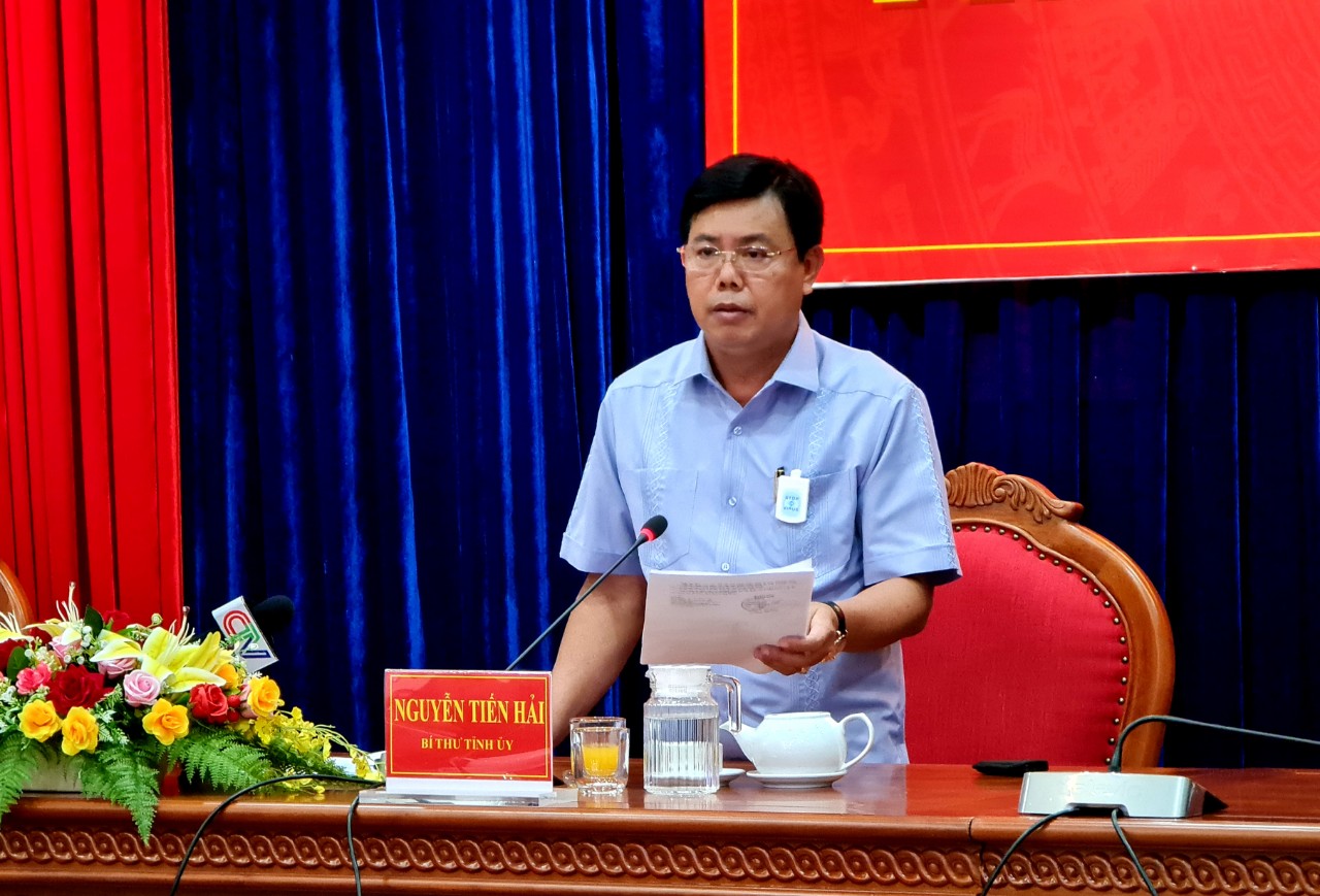 H&igrave;nh 1 B&iacute; thư Tỉnh ủy C&agrave; Mau Nguyễn Tiến Hải chỉ đạo tại cuộc họp Ban Chỉ đạo ph&ograve;ng, chống dịch Covid-19.
