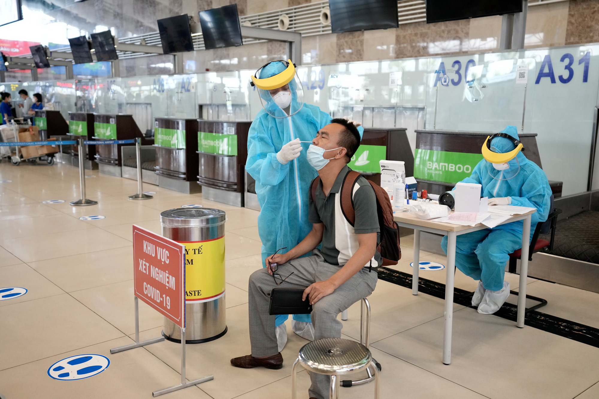 Xét nghiệm nhanh Covid-19 cho hành khách đi TP HCM tại sân bay Nội Bài - Ảnh 8.