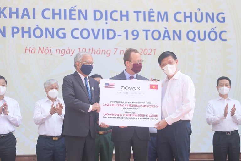 1 triệu liều vắc-xin Covid-19 Moderna được chuyển ngay v&agrave;o TP HCM sau lễ tiếp nhận - Ảnh 2.