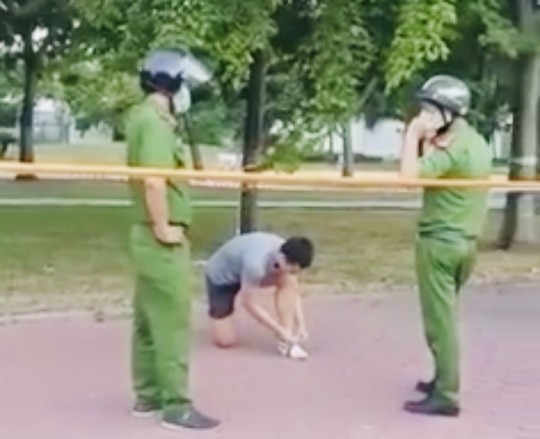 TP HCM: Nam thanh ni&ecirc;n tập thể dục ở c&ocirc;ng vi&ecirc;n, phớt lờ c&ocirc;ng an bị phạt 4 triệu đồng - Ảnh 2.