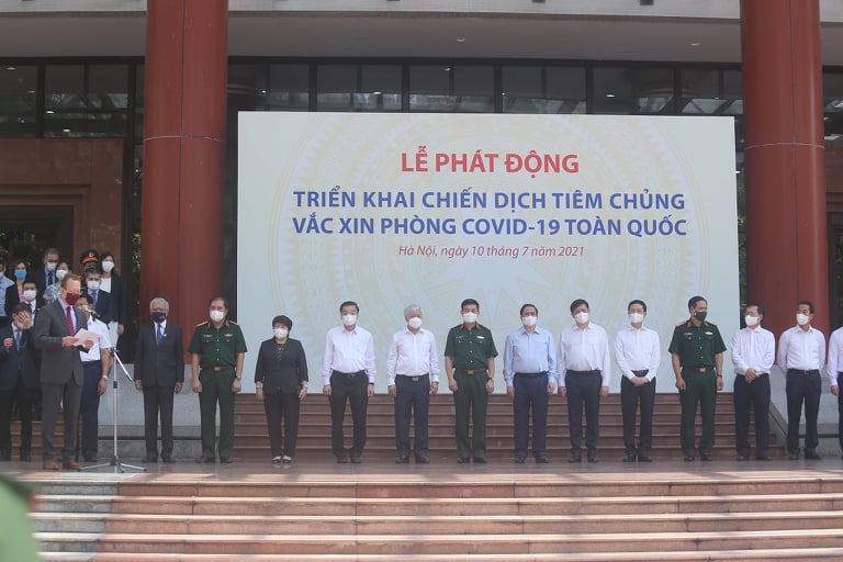 1 triệu liều vắc-xin Covid-19 Moderna được chuyển ngay v&agrave;o TP HCM sau lễ tiếp nhận - Ảnh 1.
