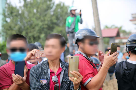 Đề xuất siết hoạt động livestream, kiếm tiền trên Youtube, Facebook, TikTok... - Ảnh 1.