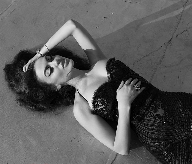 Hoa hậu g&acirc;y sốt v&igrave; qu&aacute; giống Angelina Jolie - Ảnh 12.