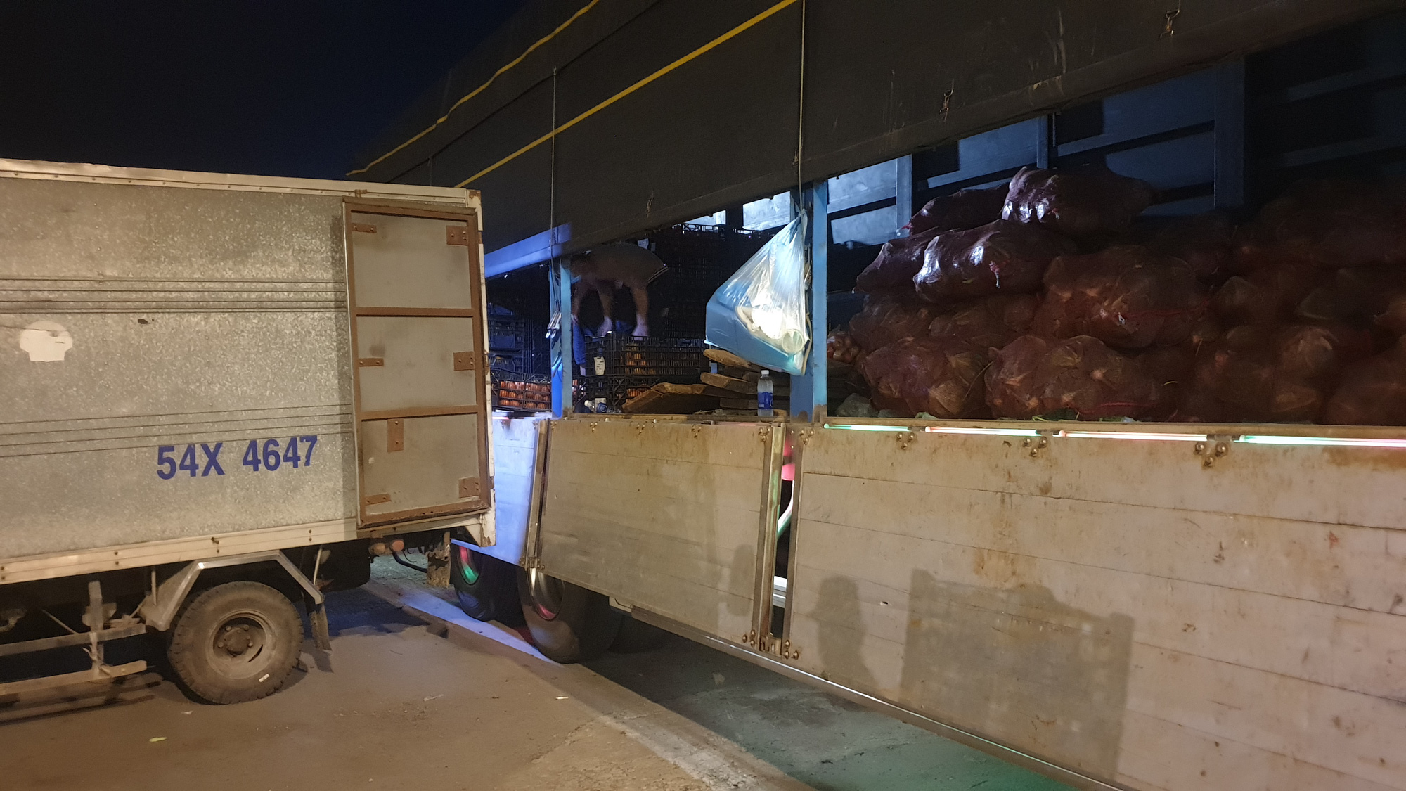Chợ đầu mối H&oacute;c M&ocirc;n chuẩn bị mở cửa cho việc trung chuyển h&agrave;ng h&oacute;a về TP HCM - Ảnh 1.