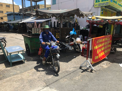 Bất cập thu gom rác ở điểm phong tỏa
