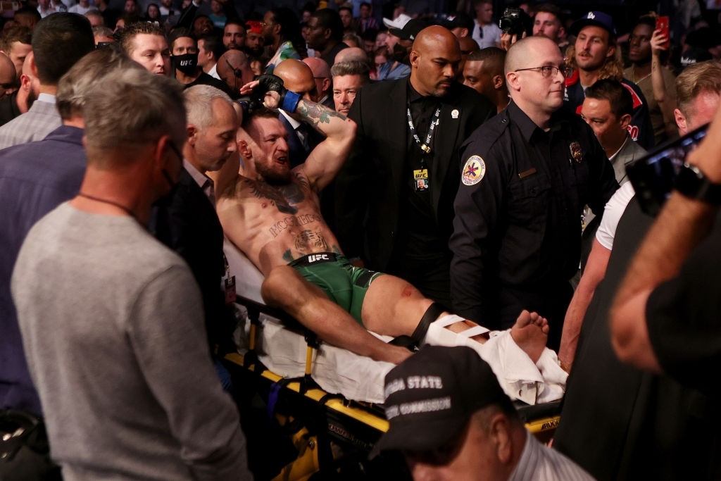 Gãy cổ chân, Conor McGregor rời sàn UFC trên cáng đấu