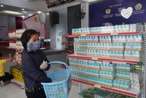 Kịp thời chia sẻ khó khăn với người lao động