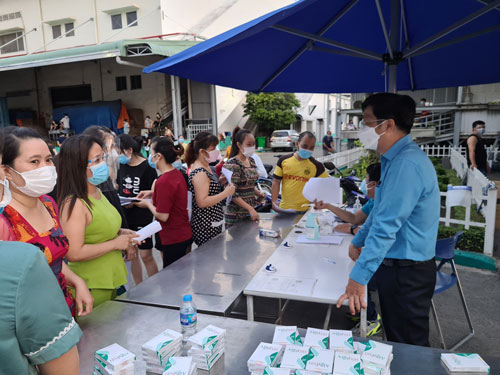 Ph&ograve;ng chống dịch Covid-19 trong c&ocirc;ng ty: Doanh nghiệp phải chủ động; c&ocirc;ng nh&acirc;n cần b&igrave;nh tĩnh, hợp t&aacute;c - Ảnh 1.