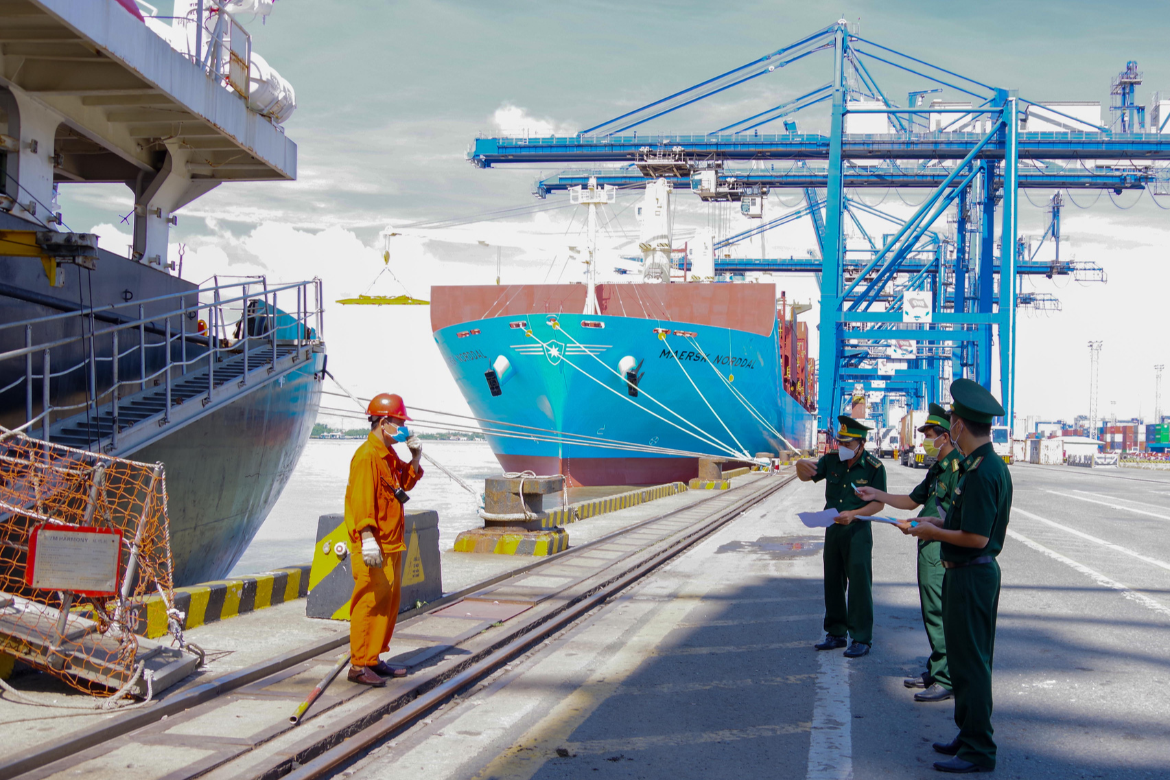8 người  bị xử l&yacute; ở cảng SP-ITC v&igrave; kh&ocirc;ng tu&acirc;n thủ quy định ph&ograve;ng, chống dịch - Ảnh 1.